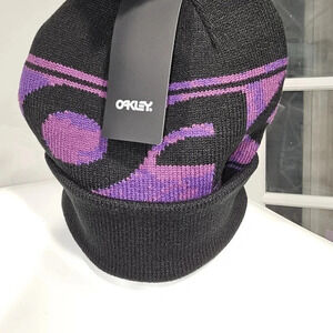Oakley Adult Pom Beanie Wanderlust Blackout Snowboarding Ski Winter Snowboard